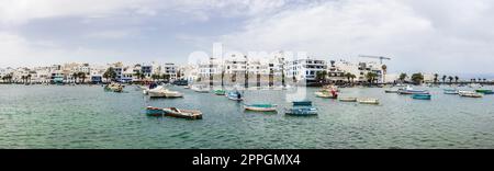 ARRECIFE, LANZAROTE, ÎLES CANARIES - 16 JUILLET 2022 : vue panoramique sur les petits bateaux de plaisance dans la baie de la capitale de l'île. Banque D'Images