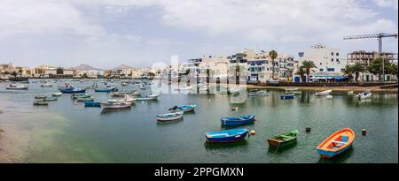 ARRECIFE, LANZAROTE, ÎLES CANARIES - 16 JUILLET 2022 : vue panoramique sur les petits bateaux de plaisance dans la baie de la capitale de l'île. Banque D'Images