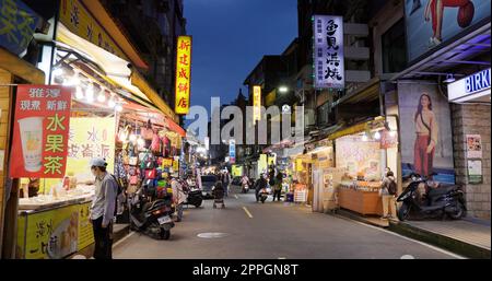 Taipei, Taïwan, 17 mars 2022 : Tamsui Old Street de nuit Banque D'Images