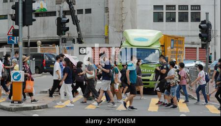 Tsuen WAN, Hong Kong 03 juin 2020 : les gens traversent la route en ville Banque D'Images