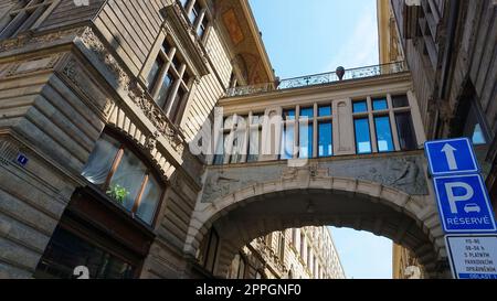 Prague, République tchèque - 11 mai 2022 : la façade de la vieille maison et l'architecture ancienne dans la vieille ville de Prague Banque D'Images