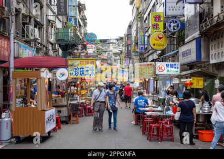 Keelung, Taïwan 10 juin 2022 : marché nocturne de Keelung Miaokou Banque D'Images