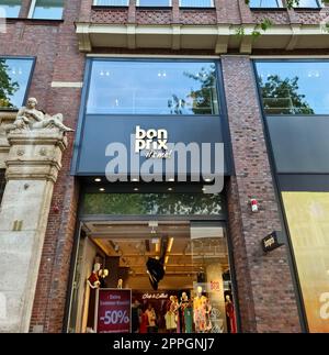 Hambourg, Allemagne - 03 septembre 2022 : entrée d'un magasin de vêtements bon Prix Banque D'Images