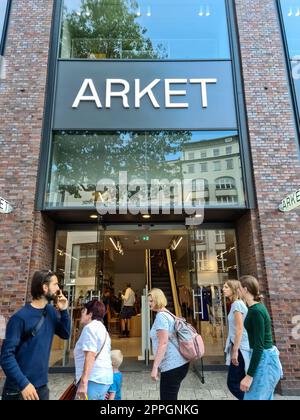 Hambourg, Allemagne - 03 septembre 2022 : entrée d'un magasin de marque arket. Banque D'Images