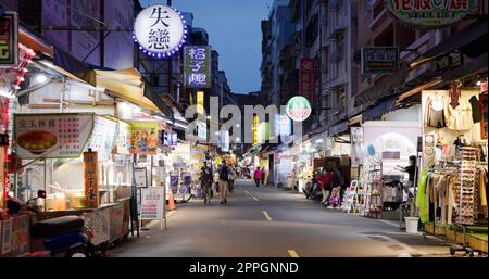 Taipei, Taïwan, 17 mars 2022 : Tamsui Old Street de nuit Banque D'Images