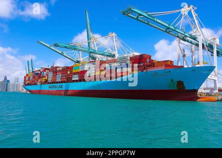 Navire porte-conteneurs Maersk à Port Miami, l'un des plus grands ports de fret des États-Unis. Banque D'Images