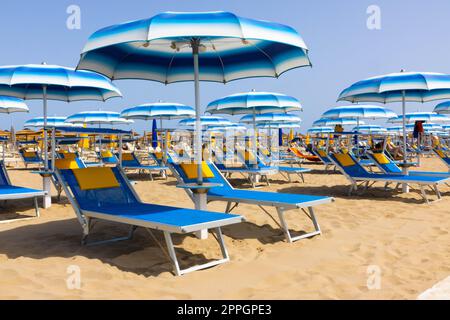 Chaise de plage traditionnelle et parasol. Rimini, Italie Banque D'Images