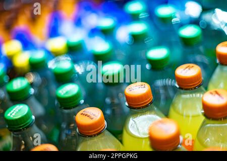 Bouteilles de boissons mises en vente dans un réfrigérateur commercial Banque D'Images