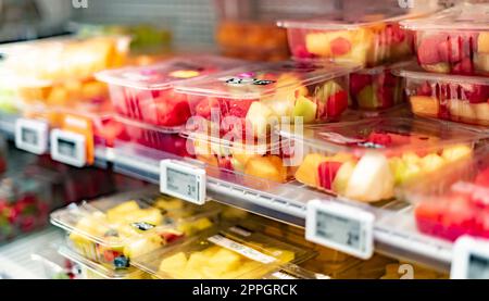 Emballages avec fruits dans un réfrigérateur commercial Banque D'Images