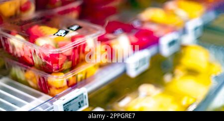 Emballages avec fruits dans un réfrigérateur commercial Banque D'Images