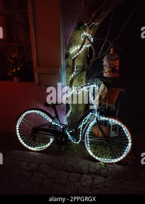 Scène de nuit à Eguisheim, un village traditionnel dans la région viticole d'Alsace en France Banque D'Images