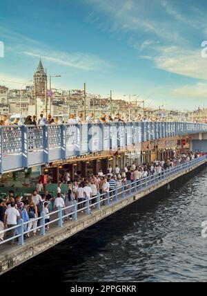 Restaurants de poissons au pont bondé de Galata, pendant le jour de la victoire avec la Tour de Galata dans le Far End, Istanbul, Turquie Banque D'Images