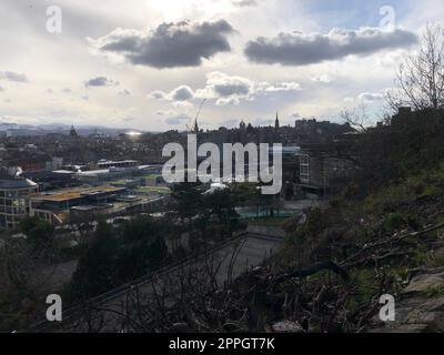 Edimbourg est la capitale compacte et vallonnée de l'Écosse. Il dispose d''une vieille ville médiévale et d''une élégante nouvelle ville géorgienne dotée de jardins et de bâtiments néoclassiques. Le château d'Édimbourg, qui abrite les joyaux de la couronne écossaise et la Pierre du destin, utilisé dans le couronnement des dirigeants écossais, surgit au-dessus de la ville. Arthur's Seat est un sommet imposant dans Holyrood Park avec des vues panoramiques, et Calton Hill est surmontée de monuments et de monuments commémoratifs. Banque D'Images