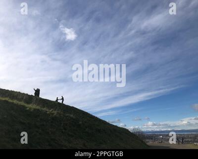 L'Acropole d'Édimbourg la vue panoramique depuis Calton Hill étonne et inspire les visiteurs depuis des siècles. Les principaux monuments sont visibles d'un point de vue panoramique : Arthur's Seat avec les Crags derrière le palais Holyrood et le Parlement, Leith et le Firth of Forth, Princes Street dans sa grille de la Nouvelle ville et le Royal Mile grimpant vers le château. Calton Hill est également célèbre pour sa collection de monuments historiques, qui constituent certains des plus importants monuments de la ville. L'un des plus remarquables est le Monument National, inspiré par le Parthénon à Athènes. Banque D'Images