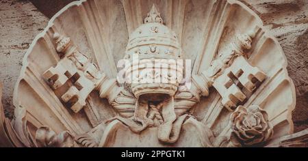 Symbole de l'État du Vatican - deux clés croisées et une tiara, État de la Cité du Vatican. Banque D'Images