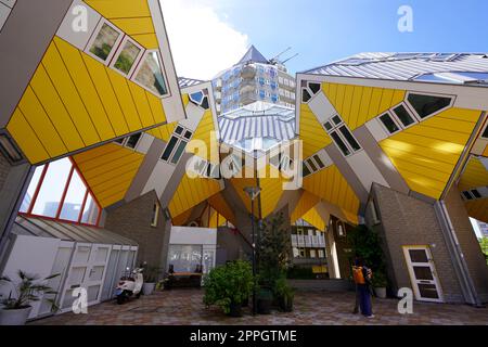 ROTTERDAM, PAYS-BAS - 9 JUIN 2022 : Maisons cube et tour Blaak à Rotterdam, pays-Bas Banque D'Images