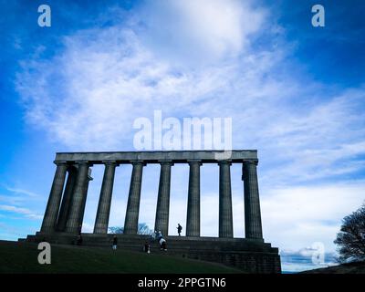 L'Acropole d'Édimbourg la vue panoramique depuis Calton Hill étonne et inspire les visiteurs depuis des siècles. Les principaux monuments sont visibles d'un point de vue panoramique : Arthur's Seat avec les Crags derrière le palais Holyrood et le Parlement, Leith et le Firth of Forth, Princes Street dans sa grille de la Nouvelle ville et le Royal Mile grimpant vers le château. Calton Hill est également célèbre pour sa collection de monuments historiques, qui constituent certains des plus importants monuments de la ville. L'un des plus remarquables est le Monument National, inspiré par le Parthénon à Athènes. Banque D'Images