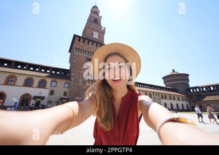 Belle heureuse touriste femme prend selfie par appareil photo à Milan, Italie Banque D'Images