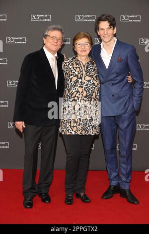 Sabin Tambrea avec ses parents Rodica et Bela'dans un pays qui n'existe plus' Filmfest Hambourg,CinemaxX Dammtor,02.10.2022,Hambourg Banque D'Images