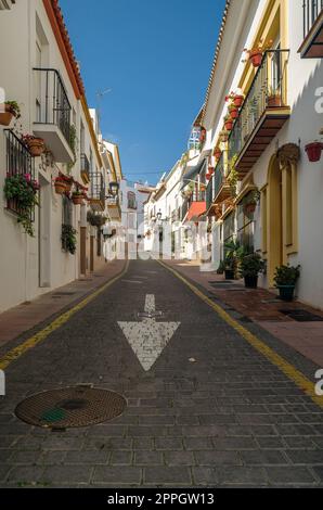 Rues étroites dans le centre d'Estepona, ville andalouse typique dans le sud de l'Espagne Banque D'Images