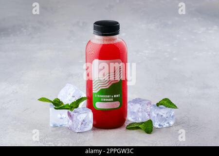 Petite bouteille avec de la limonade glacée à la fraise et à la menthe Banque D'Images