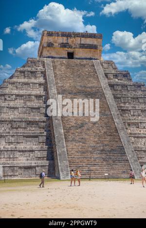 CHICHEN ITZA, MEXIQUE - APR 2022 : échelle des marches du temple Pyramide de Kukulcan El Castillo, Chichen Itza, Yucatan, Mexique, civilisation Maya Banque D'Images