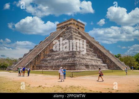 CHICHEN ITZA, MEXIQUE - APR 2022 : Pyramide du temple de Kukulcan El Castillo, Chichen Itza, Yucatan, Mexique, civilisation maya Banque D'Images