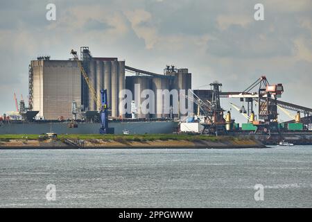 Port industriel avec structures rouillées Banque D'Images