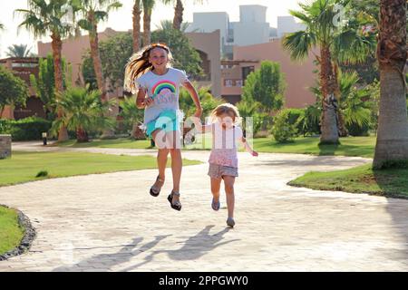 Les enfants profitent de vacances. Sœurs en vacances. Les filles se détendent Banque D'Images