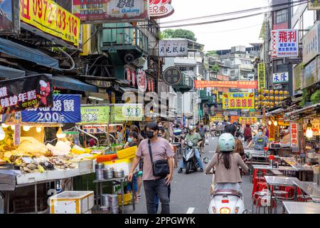 Keelung, Taïwan 10 juin 2022 : marché nocturne de Keelung Miaokou Banque D'Images