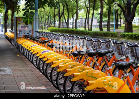 Taipei, Taïwan 27 juin 2022 : vélo Youbike dans la rue de Taipei Banque D'Images