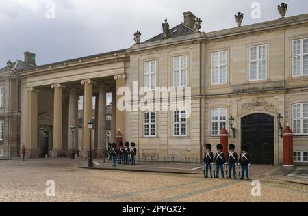 Le changement de garde devant le palais de Christian VII à Copenhague, Danemark Banque D'Images