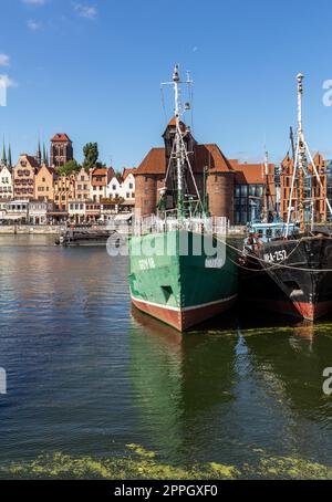 Vieille ville de Gdansk en Pologne, Europe, vue depuis le port de plaisance de la ville à la rivière Motlawa Banque D'Images