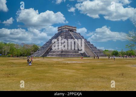 CHICHEN ITZA, MEXIQUE - APR 2022 : Pyramide du temple de Kukulcan El Castillo, Chichen Itza, Yucatan, Mexique, civilisation maya Banque D'Images