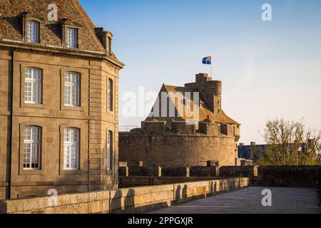 Remparts fortifiés et ville de Saint-Malo, Bretagne, France Banque D'Images