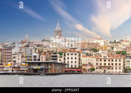 Vue sur la ville d'Istanbul, depuis le Bospore surplombant la Tour Galata, et le terminal de ferry de Karakoy, Turquie Banque D'Images