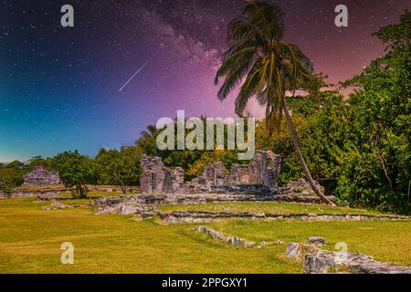 Lézard Iguana dans les ruines antiques de Maya dans la zone archéologique El Rey près de Cancun, Yukatan, Mexique avec voie lactée Galaxy étoiles ciel nocturne Banque D'Images