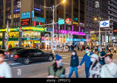 Taipei, Taïwan 27 février 2022 : district de Zhongshan dans la ville de Taipei la nuit Banque D'Images