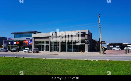 Antalya, Turquie - 17 septembre 2022 : au détail du logo Mazda sur la façade du magasin, Mazda est une multinationale de marque japonaise qui produit actuellement des automobiles Banque D'Images