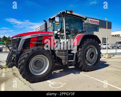 Kiev, Ukraine - 16 juin 2022 : tracteur Massey Ferguson et logo . Massey Ferguson Limited est un important fabricant américain d'équipements agricoles Banque D'Images