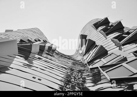 Photo monochrome en petit angle de la façade en miroir du bâtiment Gehry à Düsseldorf, Allemagne Banque D'Images