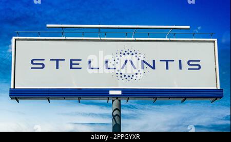 Panneau publicitaire affichant le logo de Stellantis Banque D'Images