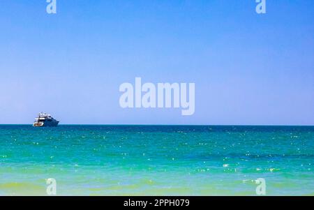 Belle plage de Holbox Island avec bateau et eau turquoise Mexique. Banque D'Images