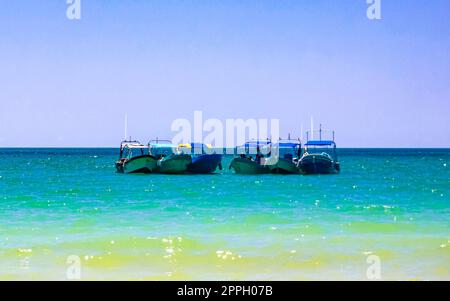 Belle plage de Holbox Island avec bateau et eau turquoise Mexique. Banque D'Images