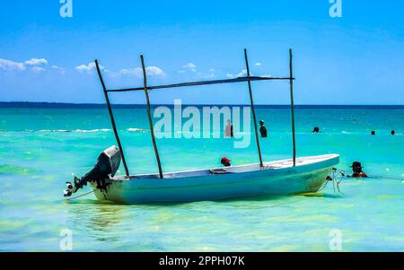 Belle plage de Holbox Island avec bateau et eau turquoise Mexique. Banque D'Images