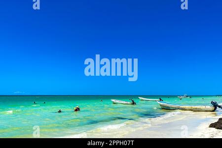 Belle plage de Holbox Island avec bateau et eau turquoise Mexique. Banque D'Images