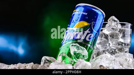 Canette de boisson Sprite dans de la glace écrasée Banque D'Images