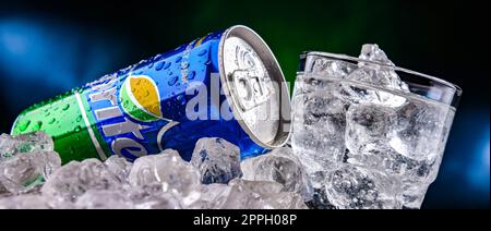 Canette de boisson Sprite dans de la glace écrasée Banque D'Images