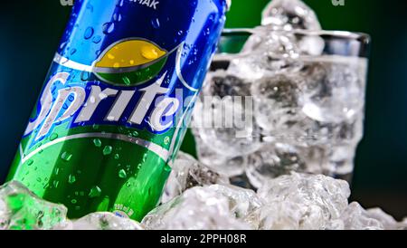 Canette de boisson Sprite dans de la glace écrasée Banque D'Images