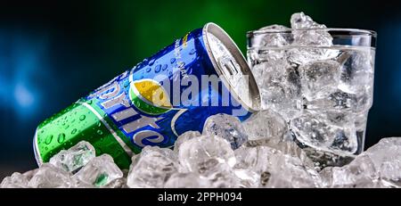 Canette de boisson Sprite dans de la glace écrasée Banque D'Images